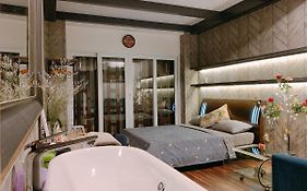 Luxurious Chinatown Hideaway